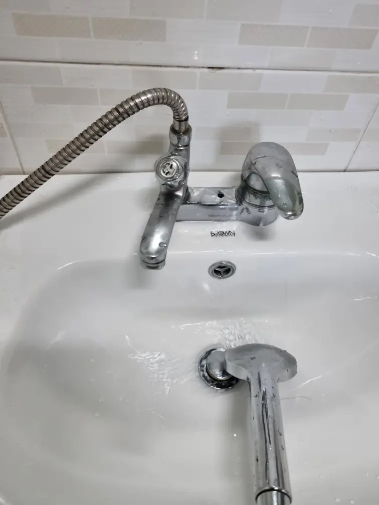 세면대 샤워겸용 수전, 막힘해결119 교체로 누수·온도 문제 해결한 현장